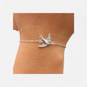   Repülő Fecske Motívumos Ezüstszínű Karkötő – A Szabadság Szinonímája