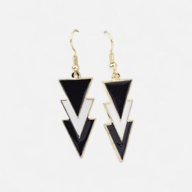   Háromszög Motívumos Geometrikus Fülbevaló – Kontraszt és Modernitás