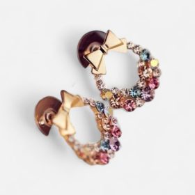   Színes Kristályos Masnis Fülbevaló – Játékos elegancia minden napra