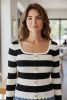 Női Csíkos Kötött Felső – Szív Alakú Gombokkal és Hullámos Szegéllyel