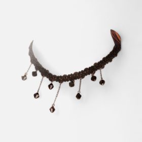   Sötét Elegancia: Személyre Szabott Csipke Choker Gyöngyökkel