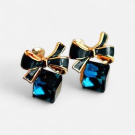   Sötétkék Kristályos Masni Fülbevaló – Elegancia és Játékosság