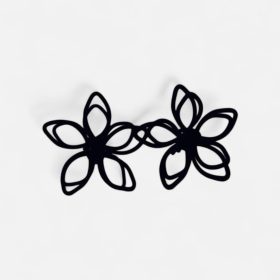   Fekete Virág Sziluett Fülbevaló – Modern és Merész Stílus